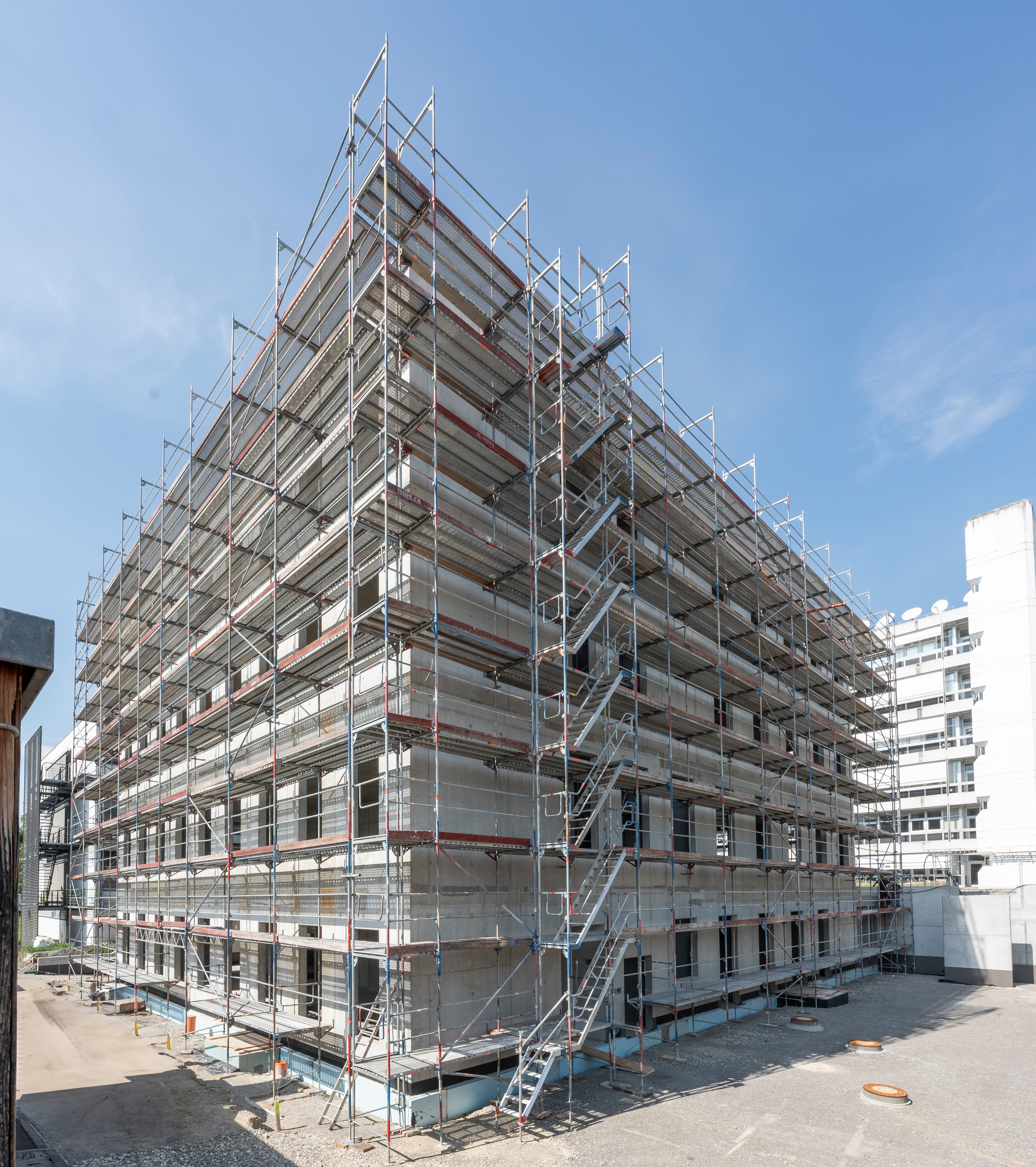 Der Rohbau des Labor- und Institutsgebäudes wurde Ende Mai 2023 fertiggestellt.