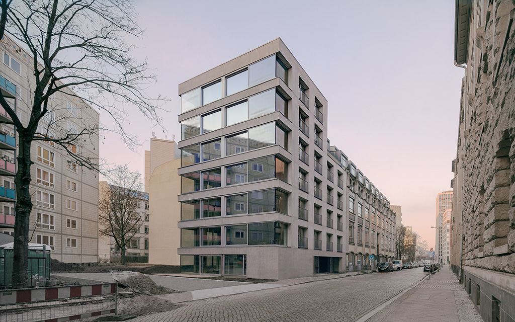 Blick auf die filigrane Struktur des Wohnhauses in der Magazinstraße in Berlin Mitte