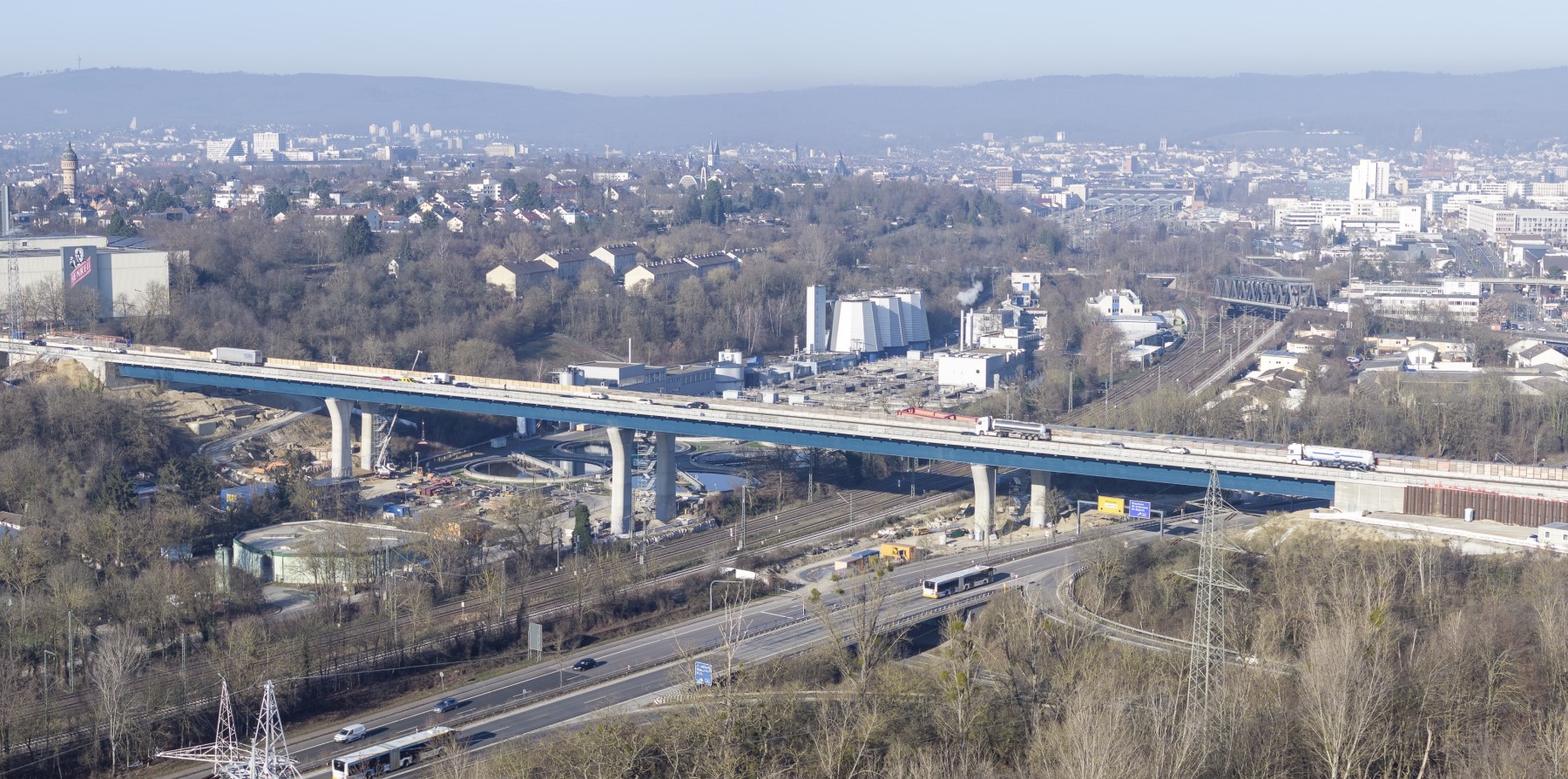 Die 302 Meter lange Salzbachtalbrücke verbindet Wiesbaden mit dem Rheingau. 