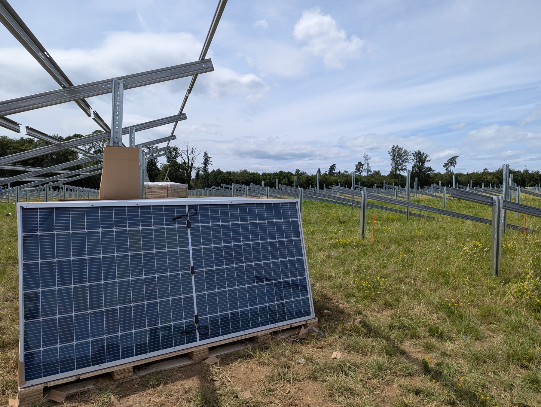 Aktuell laufen die Bauarbeiten im Solarpark.