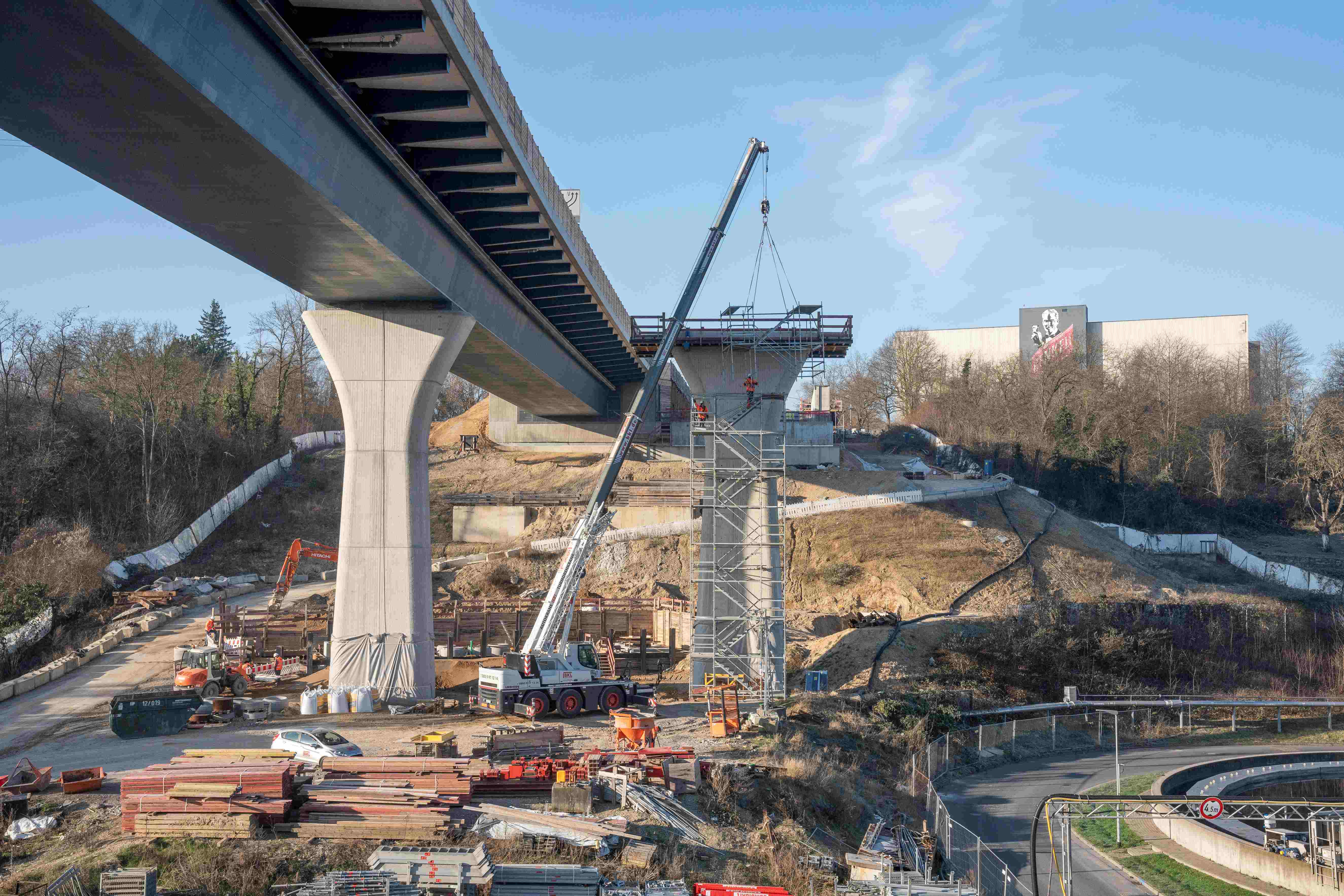 Die Arbeiten laufen auf Hochtouren und die Betonlieferung wird dank der "OnSite"-App auf den Punkt geliefert.