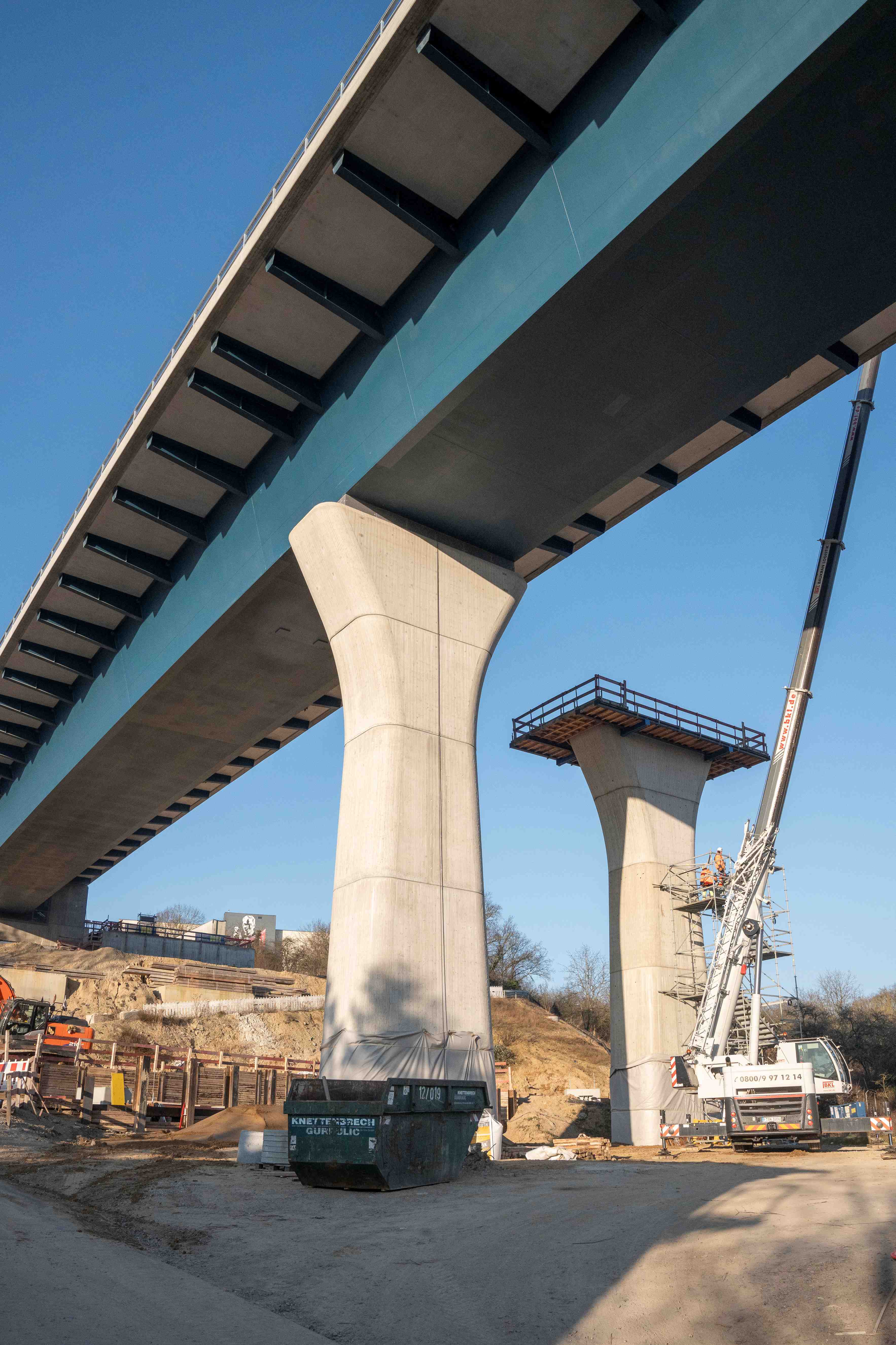 Die stabilen Betonbohrpfähle stützen die Salzbachtalbrücke für den zunehmenden Schwerverkehr.