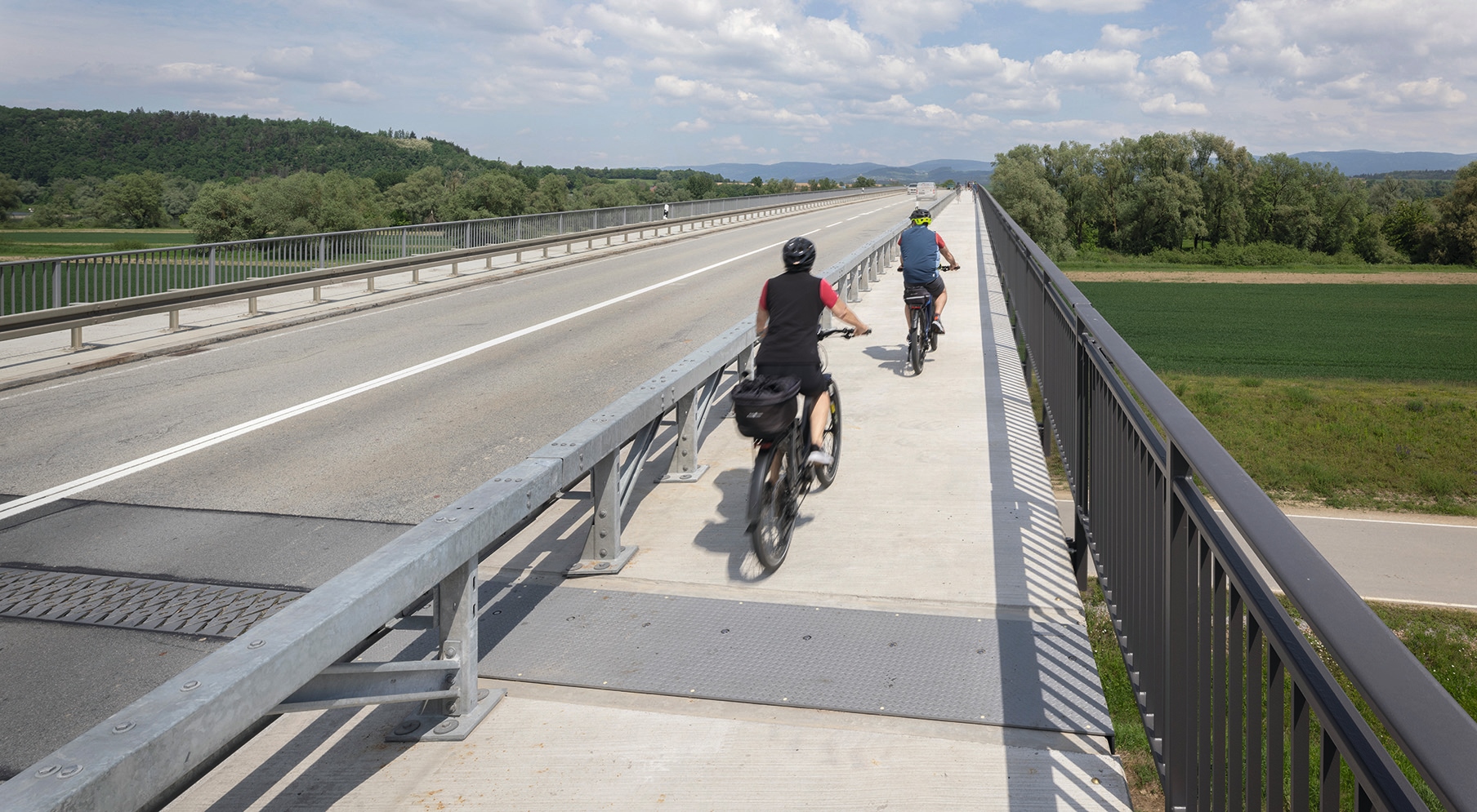 Der Fahrradweg mit zwei Fahrradfahrern.