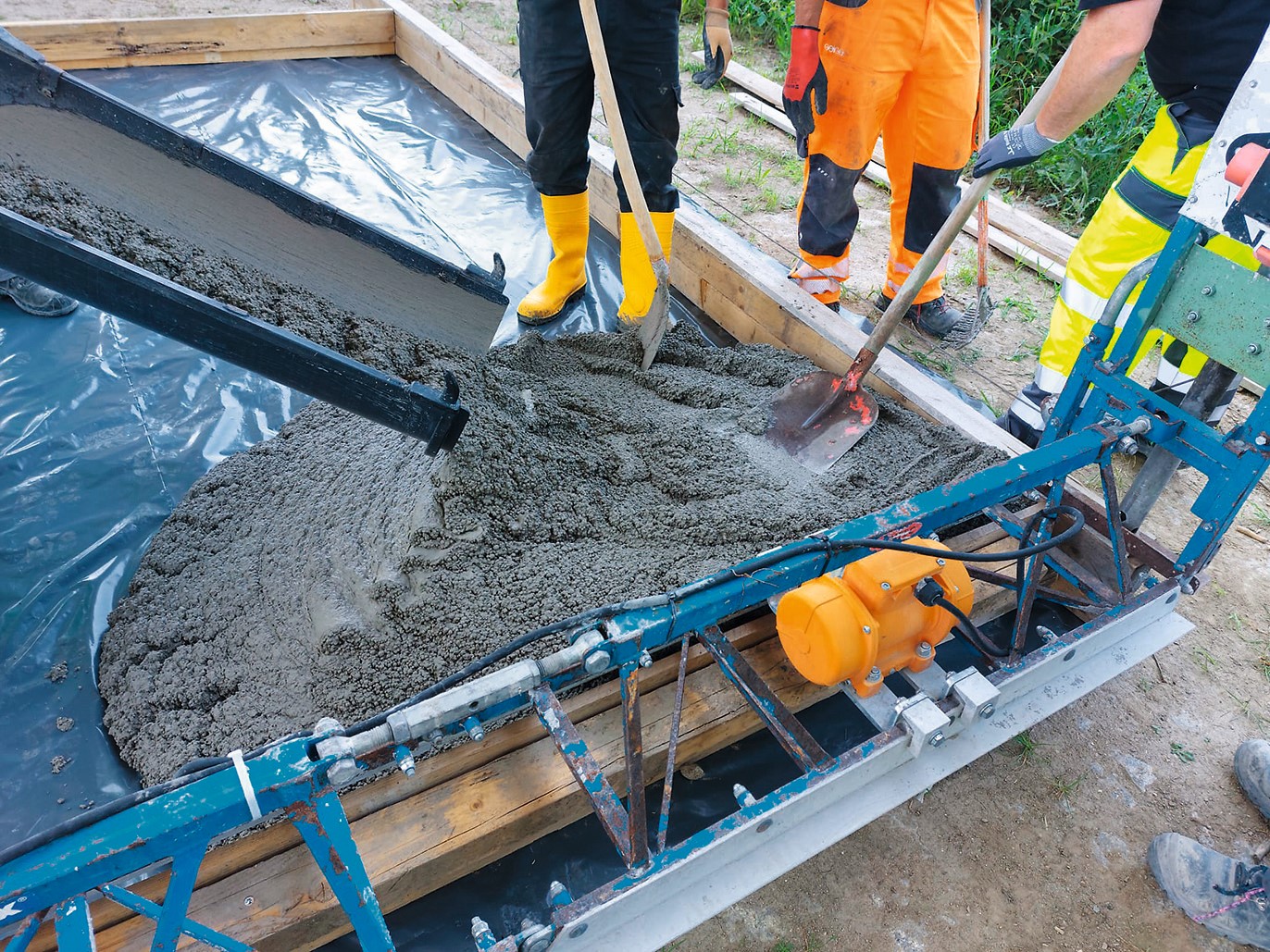 Der Leichtbeton wird verteilt und vergossen.