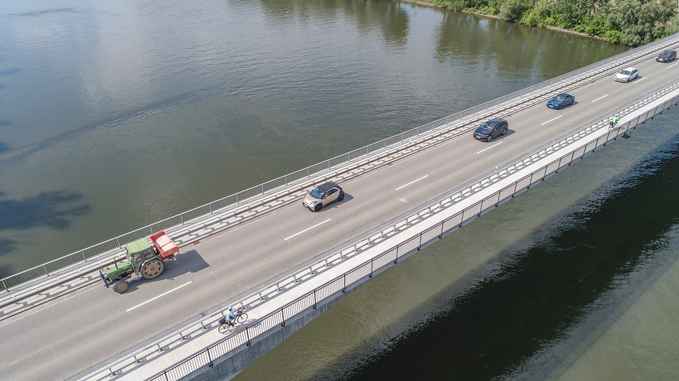 Die befahrene Xaver-Hafner-Brücke über die Donau.