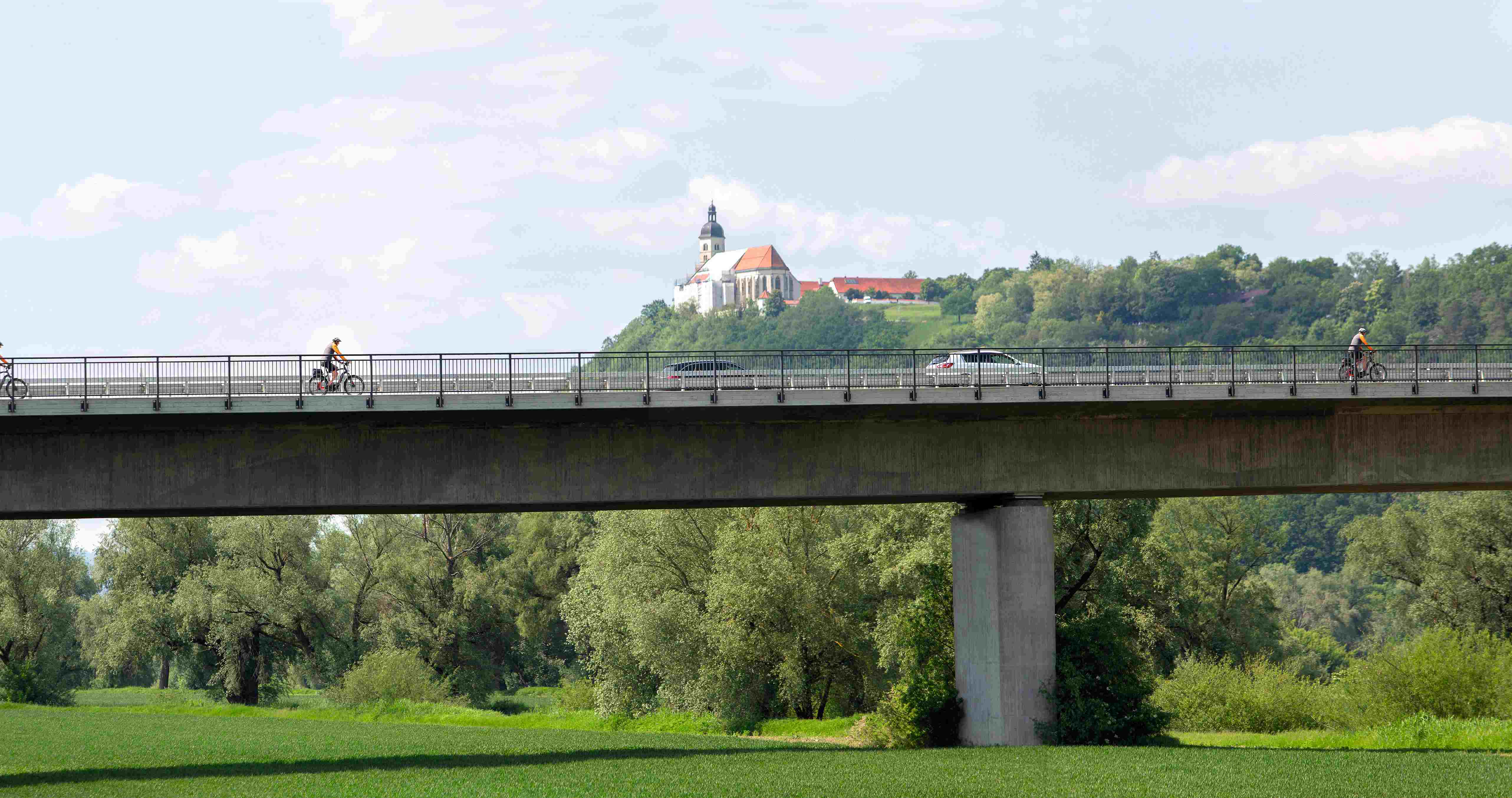 Ein Fahrradüberweg für die Xaver-Hafner-Brücke über die Donau.