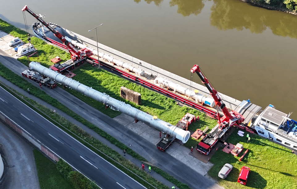 Anlieferung der drei Kolonnen per Binnenschiff im Lengfurter Hafen.