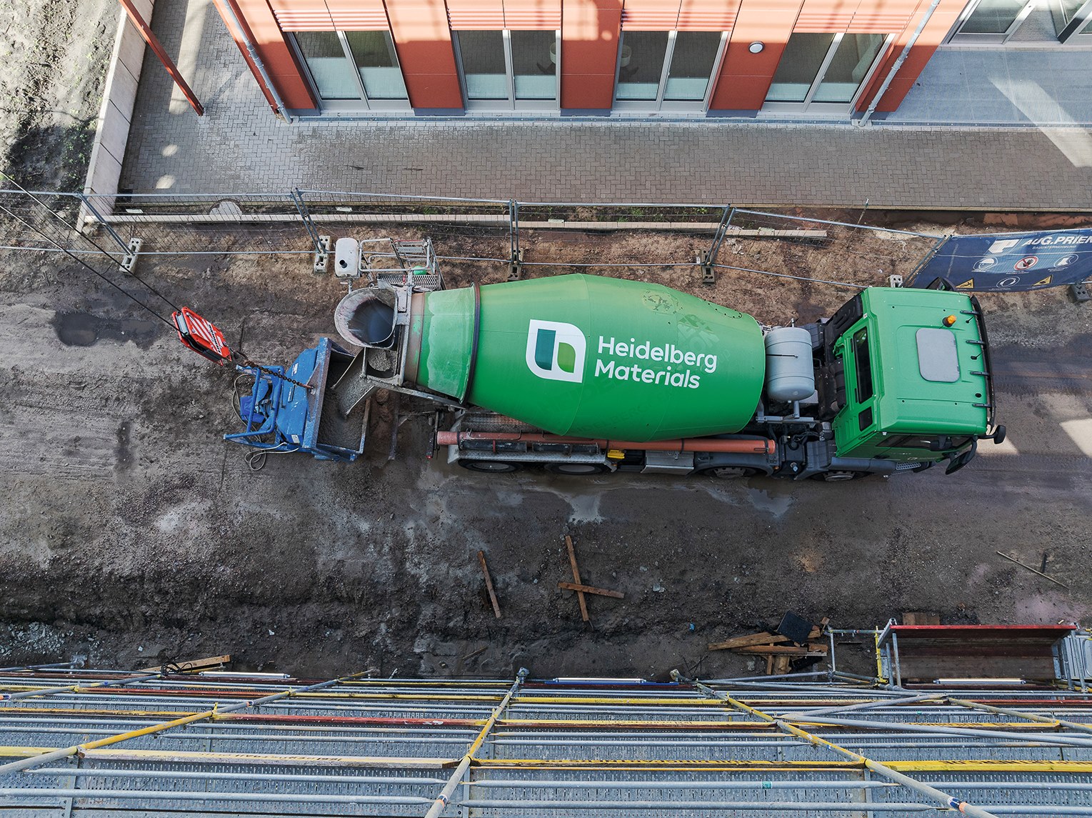 Der Betonmischer von Heidelberg Materials auf der Grundschule Ohrnsweg Baustelle.