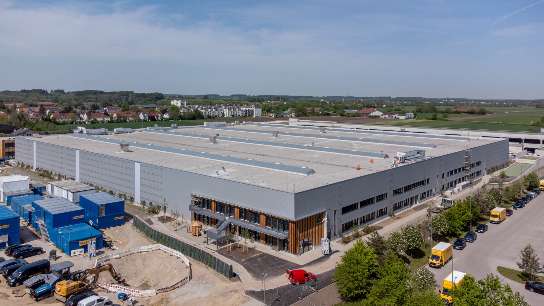 Luftaufnahme vom neuen DHL Paketzentrum in München