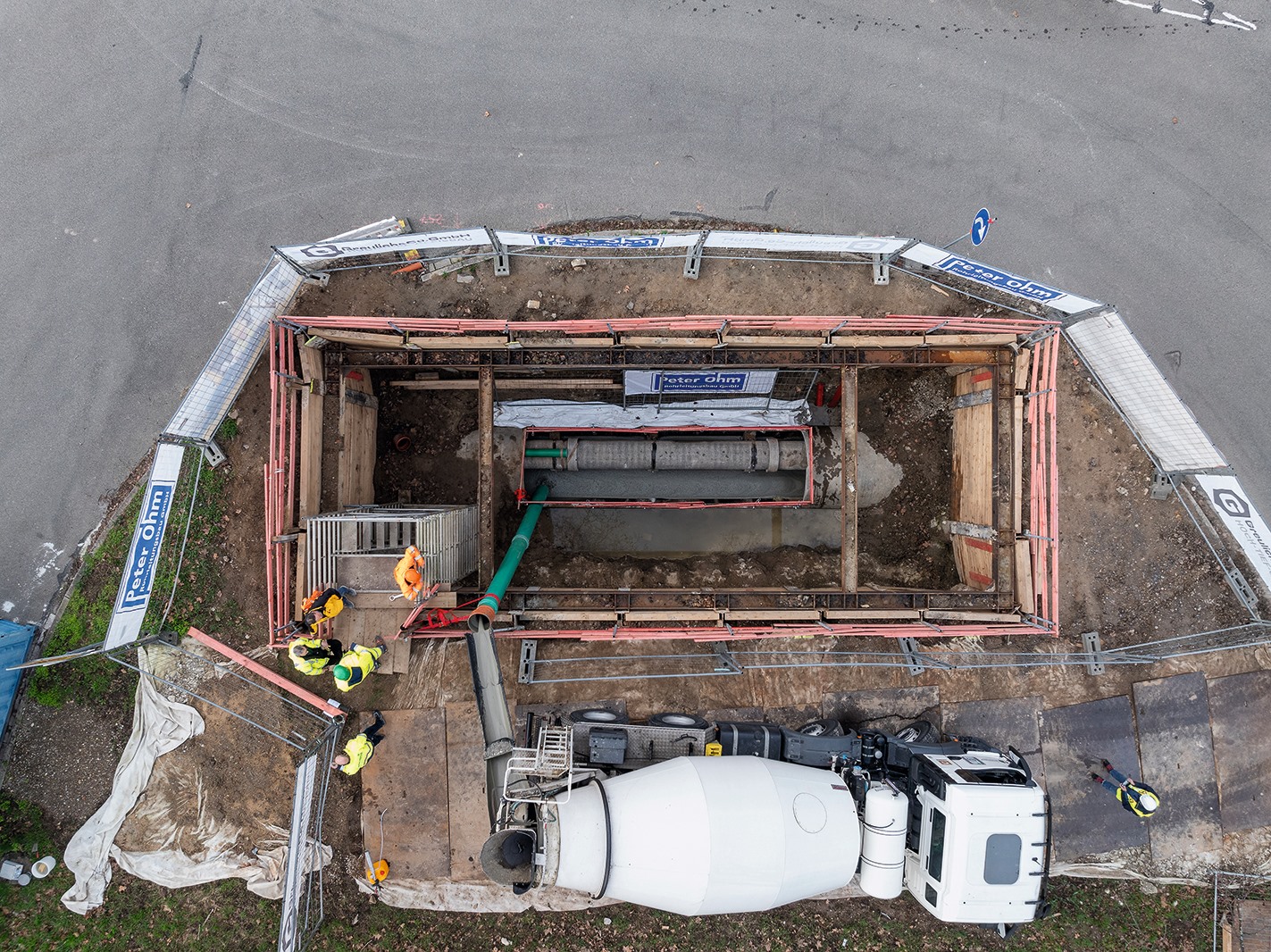 Der Leitungstunnel in Karlsruhe Durlach fortgeschritten mit Dämmer und Poriment Leichtmörtel verfüllt.