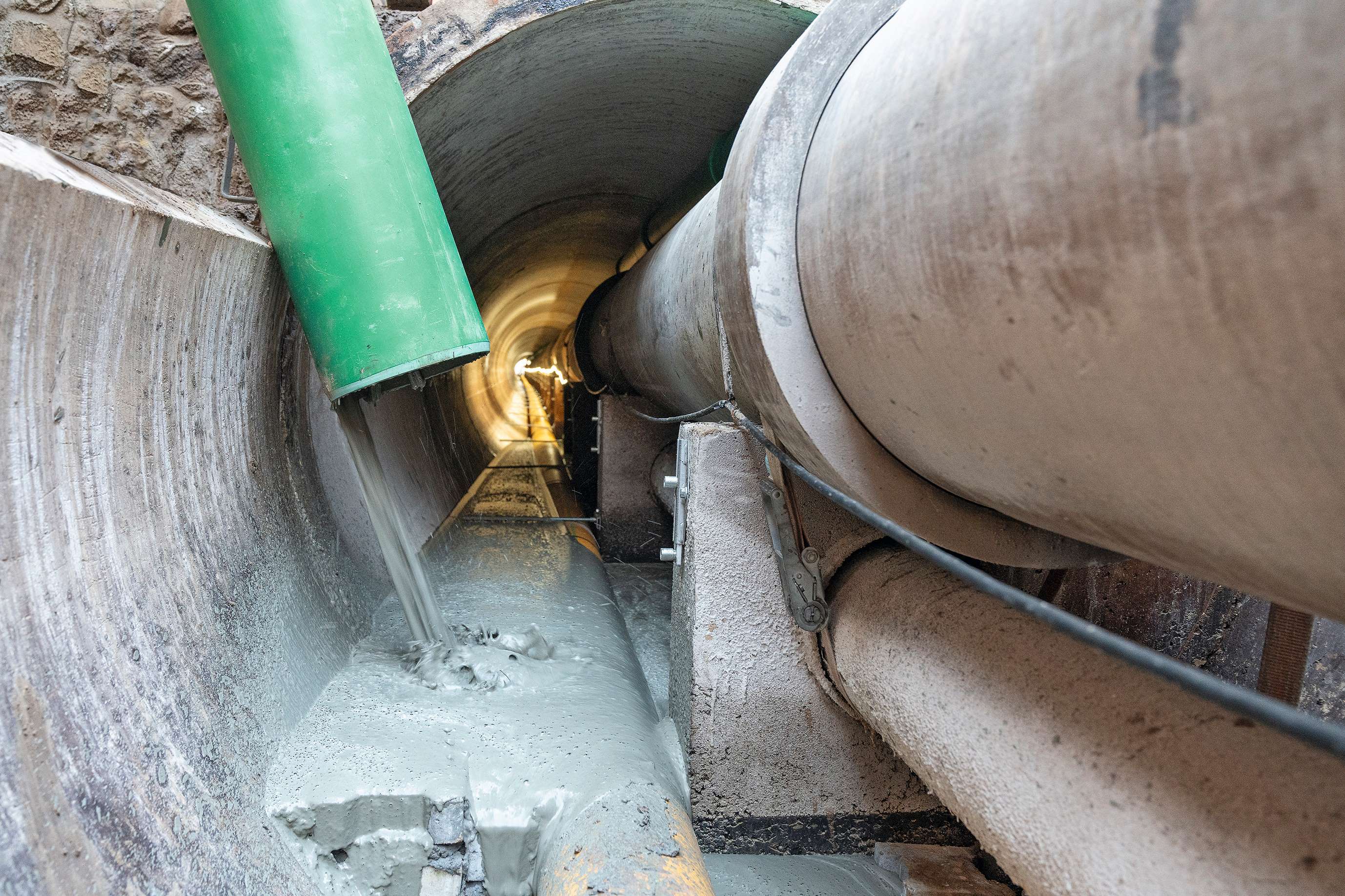 Der Leitungstunnel bei der Verfüllung mit Poriment 08.