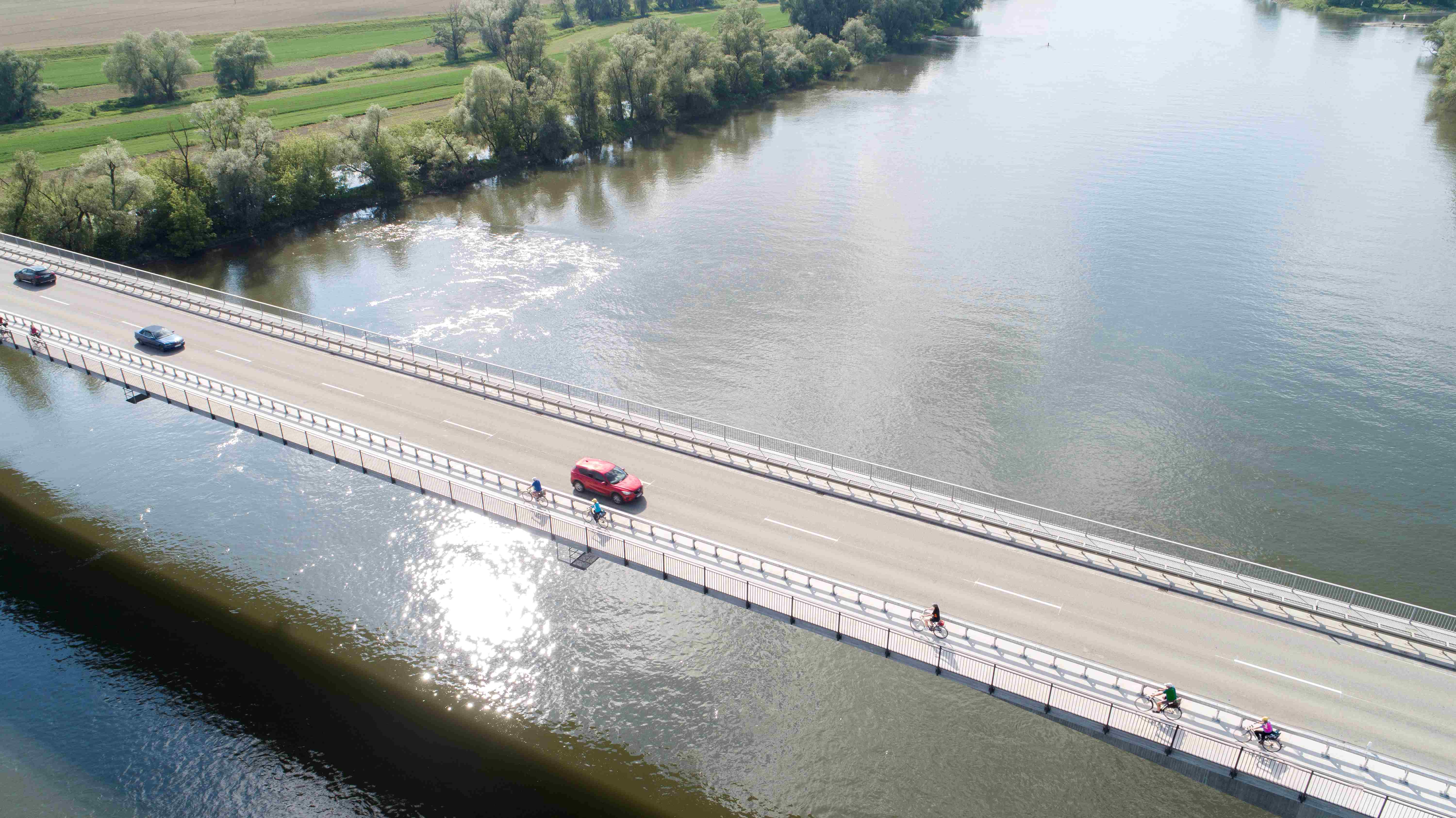 Eine Drohnenaufnahme auf die Xaver-Hafner-Brücke mit der neuen Fahrradweg aus Leichtbeton.