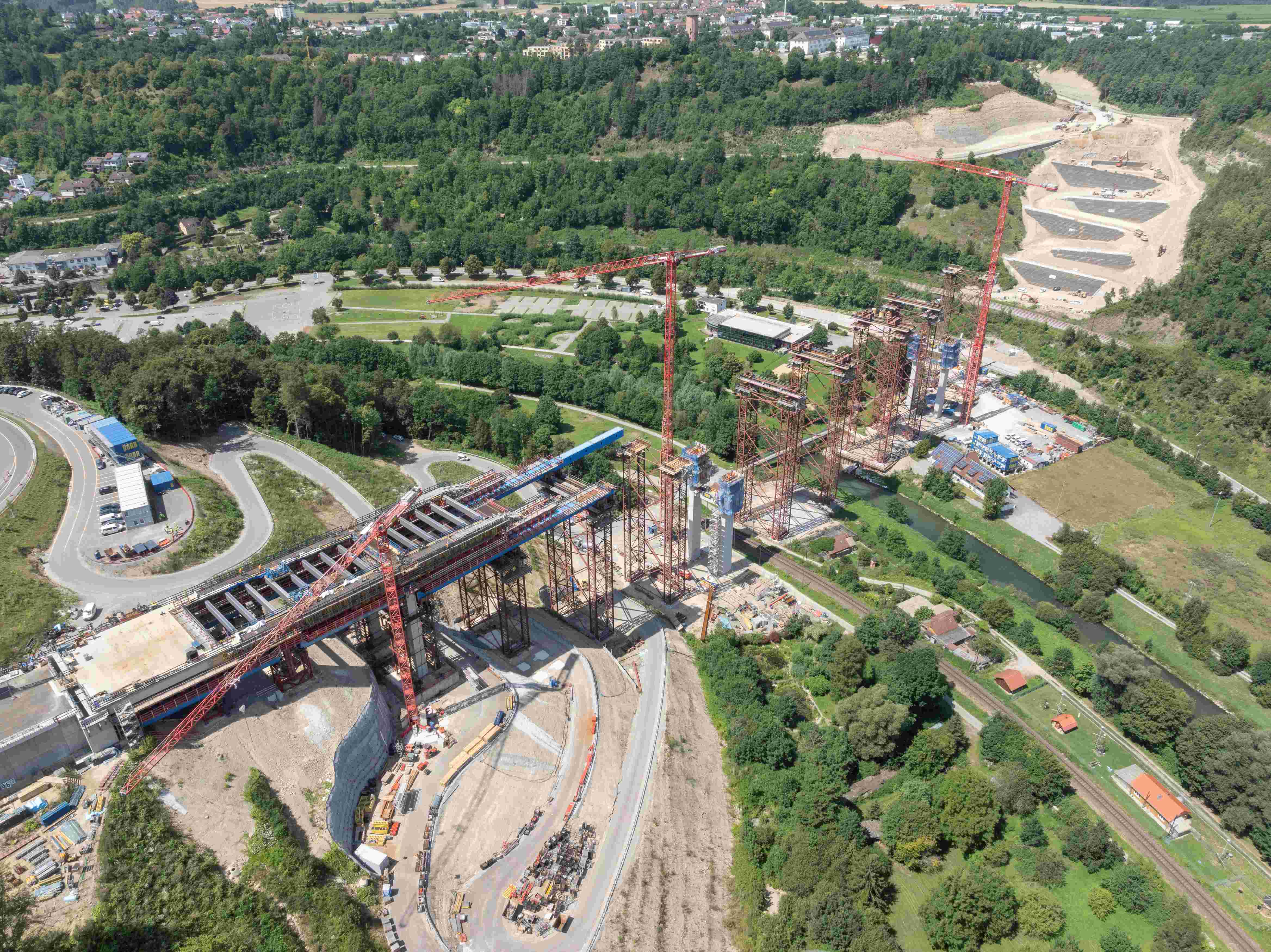 Ein Blick über das Neckartal und den Bau der neuen Schrägseilbrücke.