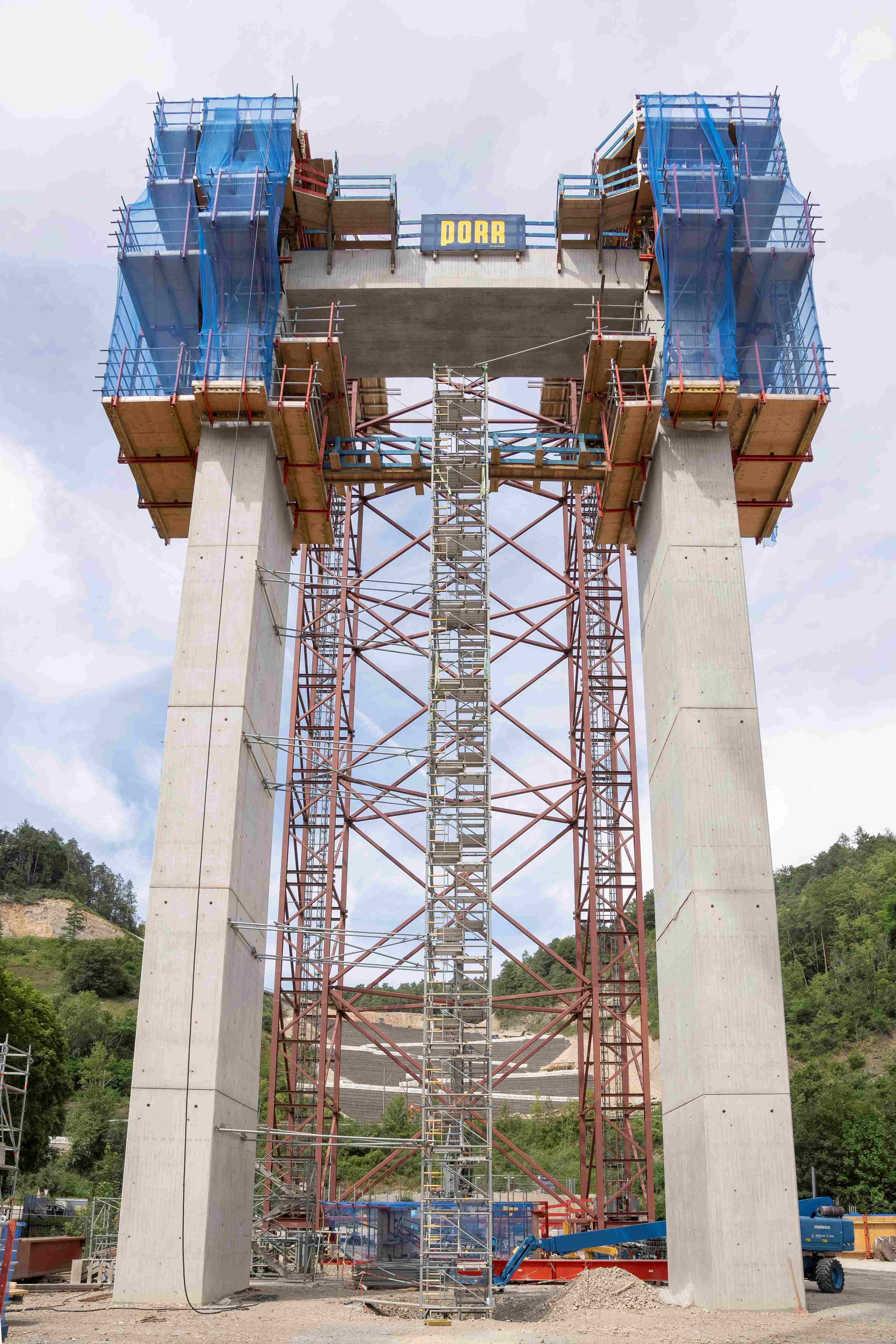 Die Stahlbeton-Pfeiler der Neckartalbrücke Horb.