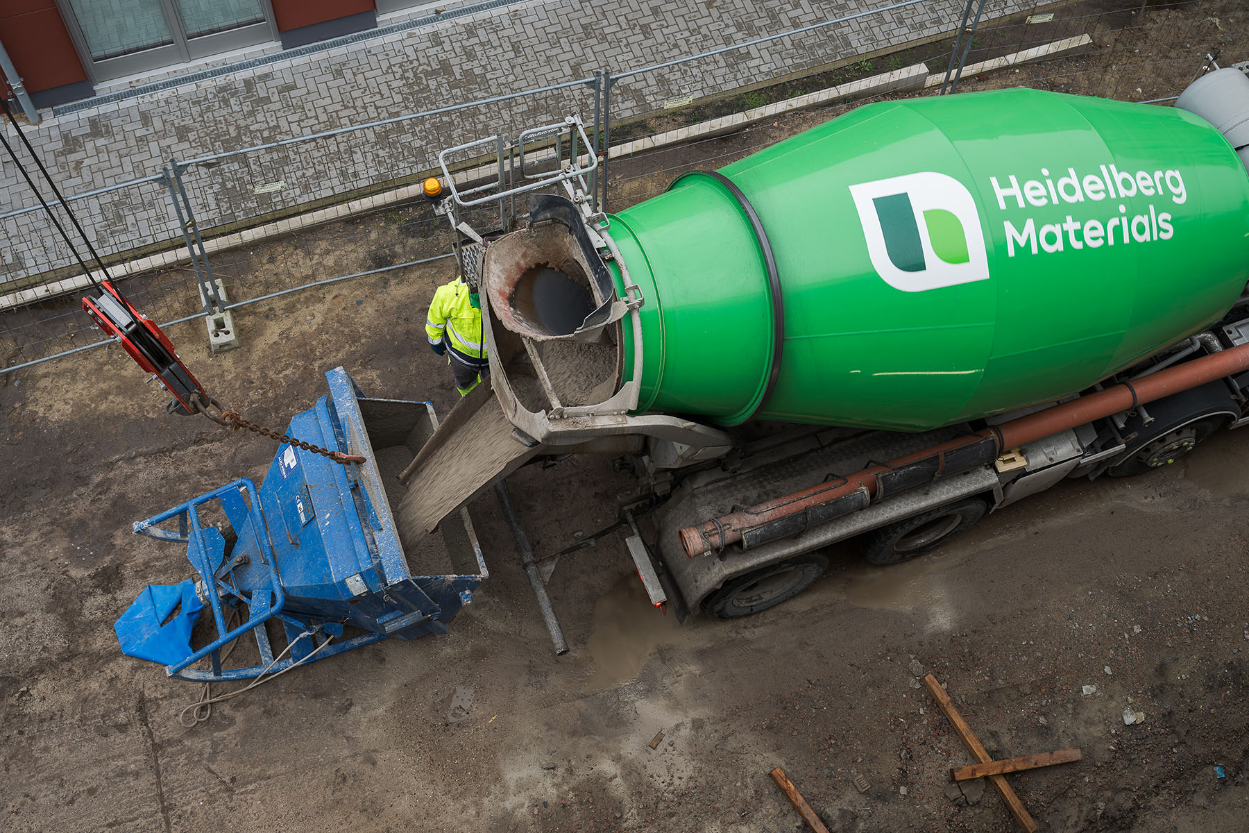 Luftaufnahme Betonanlieferung mit Fahrmischer