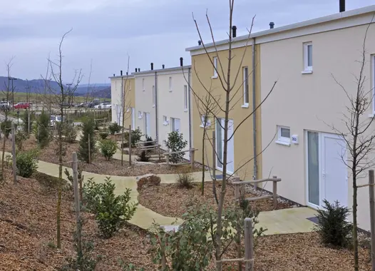 Für ca. 350 Ferienhäuser wurden die Terrassen und Zuwegungen mit ockergelbem Beton gestaltet, geliefert von der Heidelberger Beton GmbH - Gebiet Rhein-Nahe.