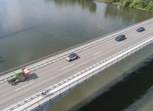 Die befahrene Xaver-Hafner-Brücke über die Donau.